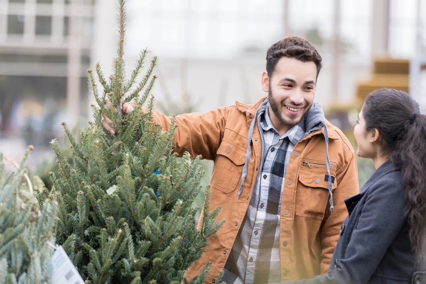 Man en vrouw kiezen kerstboom - Anchr's retailsoftware bij De Bosrand