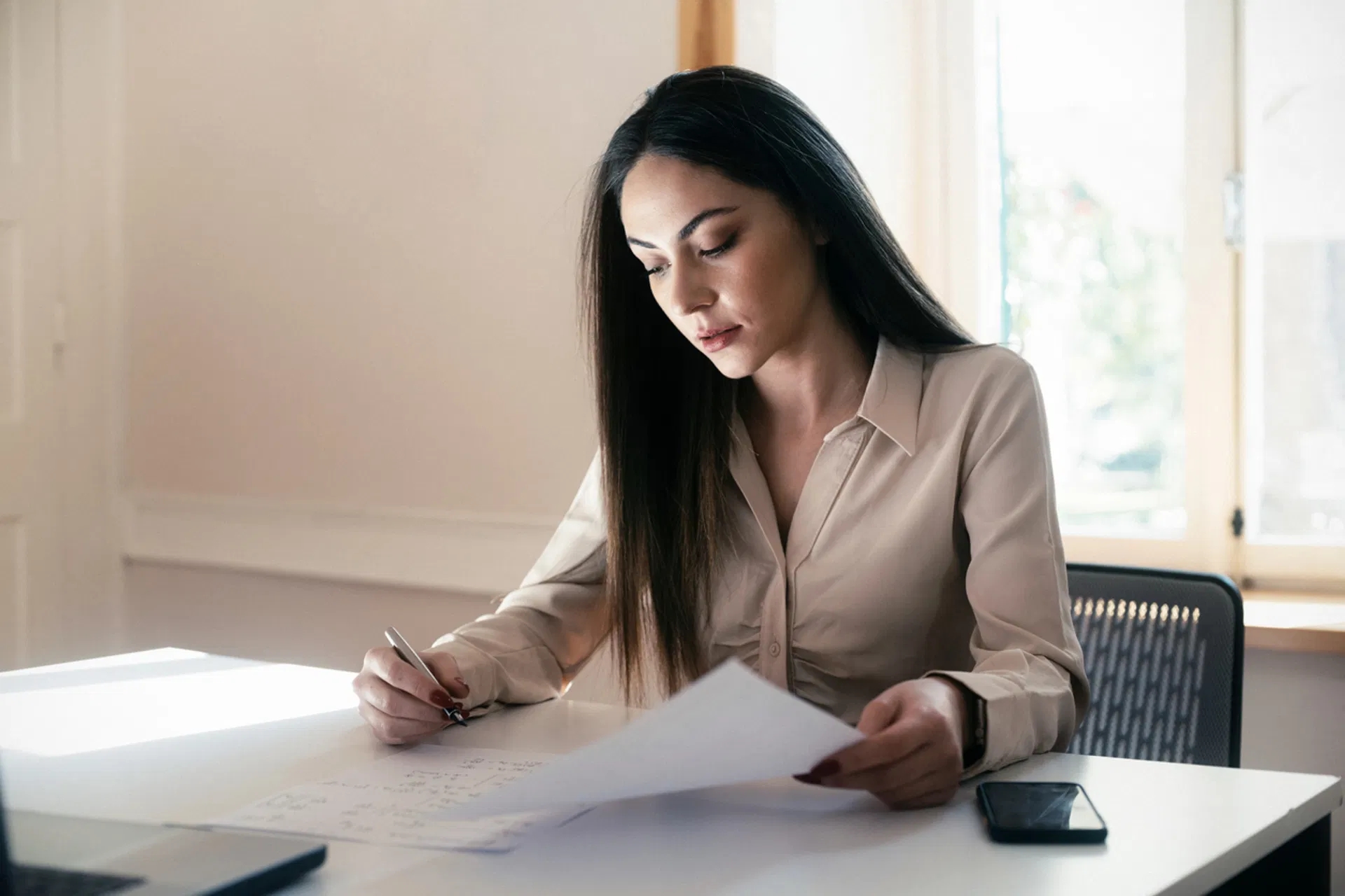 Contractiy, onderdeel van AXI Group. Vrouw tekent een contract.